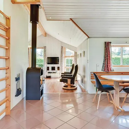 Casa de Férias Gorgeous Home In Hejls With Sauna